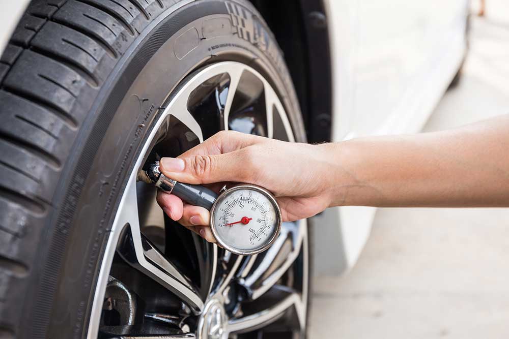 Checking car tyre pressure