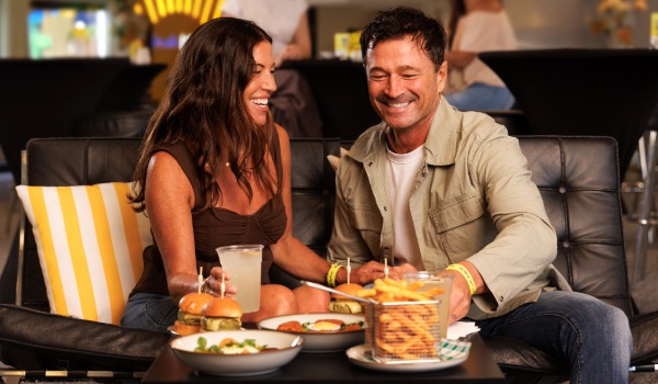 bec couple eating burgers